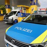 Ein Polizeiauto steht an einer Tankstelle