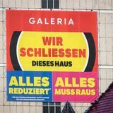 Ein Schild an einer Hausfassade, dass Galeria schließt und Ausverkauf anbietet.