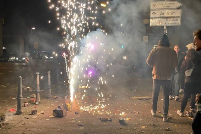 Überall in Dortmund feierten die Menschen das neue Jahr, wie etwa an der Möllerbrücke. Dabei blieb es laut Polizei überwiegend friedlich.