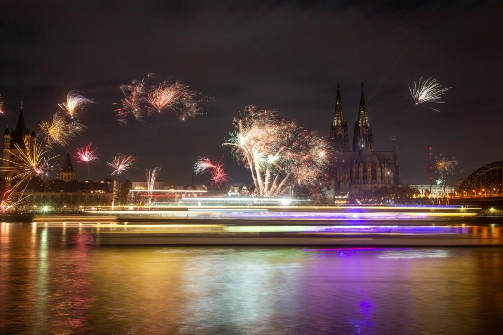 Feuerwerk über dem Rhein in Köln zum Jahreswechsel 2022/2023 Feuerwerk über dem Rhein in Köln zum Jahreswechsel 2022/2023