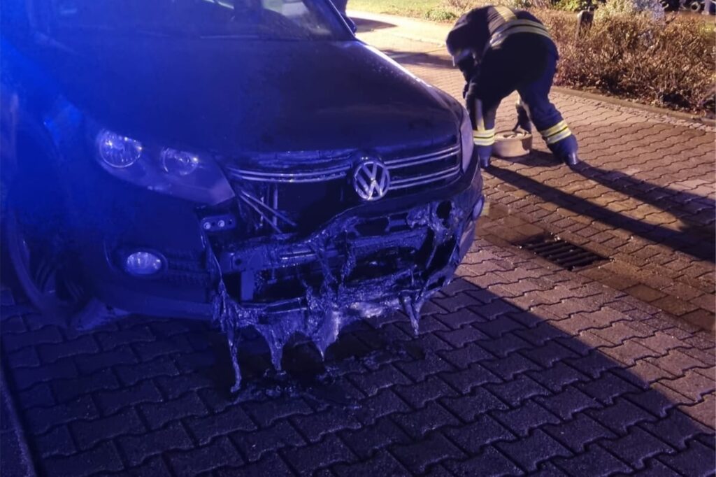 Geschmolzenes Plastik an einem Auto in Weddinghofen. Geschmolzenes Plastik an einem Auto in Weddinghofen.