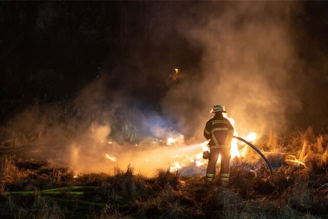 Die Feuerwehr löscht eine Brennende Wiese in Unna Afferde.