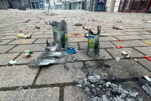 Auch in der Kamener Innenstadt wurde geböllert: Reste abgebrannter Feuerwerkskörper und gesprengte Sprudelflaschen liegen am Neujahrsmorgen auf der Weststraße.