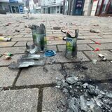 Auch in der Kamener Innenstadt wurde geböllert: Reste abgebrannter Feuerwerkskörper und gesprengte Sprudelflaschen liegen am Neujahrsmorgen auf der Weststraße.
