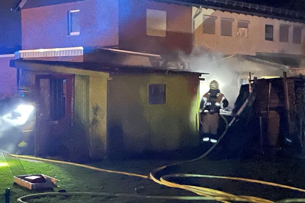 Feuerwehrleute beim Einsatz in der Siedlung an der Hans-Böckler-Straße, wo eine Gartenlaube brennt. Feuerwehrleute beim Einsatz in der Siedlung an der Hans-Böckler-Straße, wo eine Gartenlaube brennt.