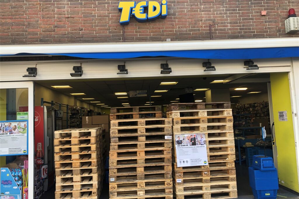 Auch wenn der Umzug nur über den Alten Markt führte, musste das Geschäft Tedi alle Waren gut verpacken.