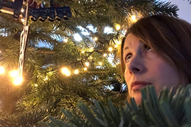 Oh Tannenbaum… ja, unser Bäumchen ist noch schön grün. Ich hätte aber lieber Narzissen im Haus. Wie soll ich ihm das bloß erklären?