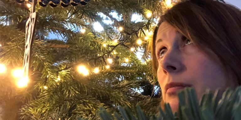 Oh Tannenbaum… ja, unser Bäumchen ist noch schön grün. Ich hätte aber lieber Narzissen im Haus. Wie soll ich ihm das bloß erklären?