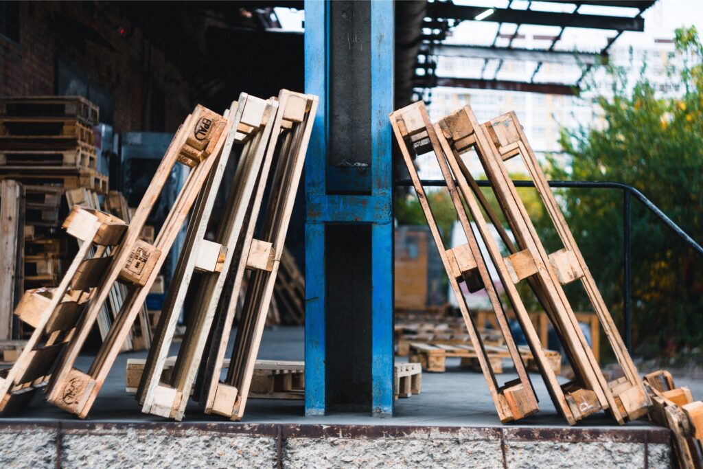 aufgestellte holzpaletten an einer wand aufgestellte holzpaletten an einer wand