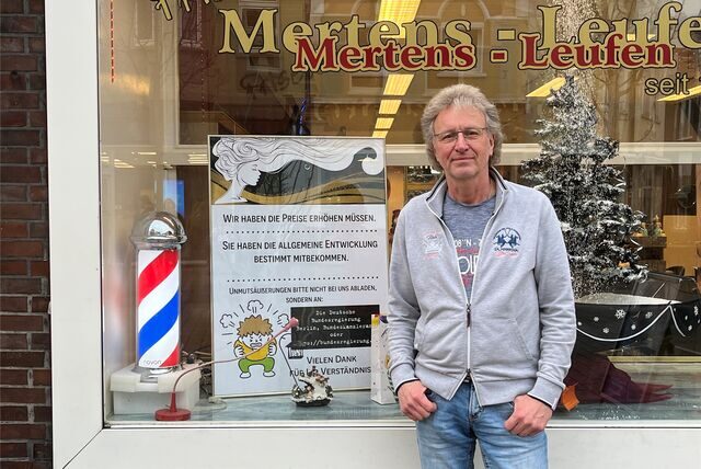 Friseur Thomas Mertens will mit seinem Plakat für etwas Erheiterung bei den Kunden sorgen.
