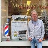 Friseur Thomas Mertens will mit seinem Plakat für etwas Erheiterung bei den Kunden sorgen.