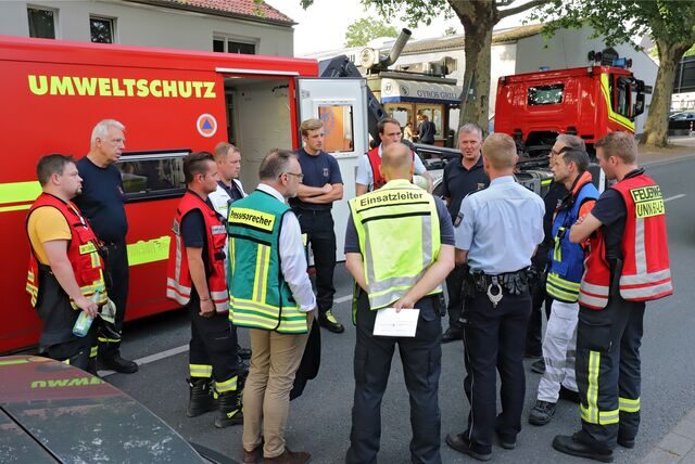 Lagebesprechung vor einem Einsatzfahrzeug der Analytischen Task Force (ATF) mit Sitz in Dortmund: Bei einem Einsatz wie hier 2019 in Unna rückt die Einheit mit einem Team aus 15 bis 20 Experten aus.