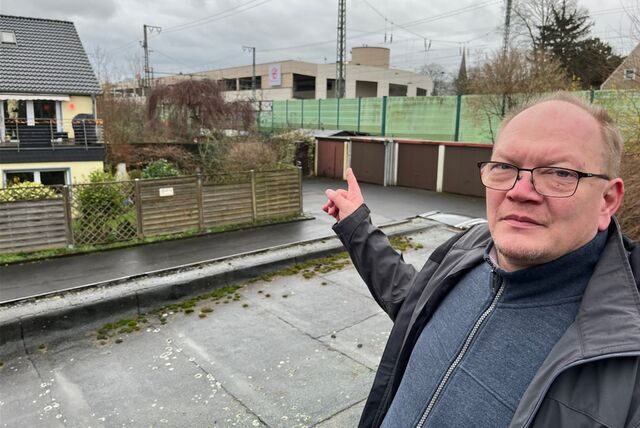 Andreas Sieberg vor seinem Haus an der Liststraße und der Neuen Mühle. Selbst auf diesem Bild ist eine der Lampen auszumachen, die nachts die benachbarte Siedlung mit beleuchten. Warum sie dauerhaft brennt, ist Sieberg und seinen Nachbarn unklar.