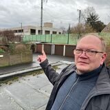 Andreas Sieberg vor seinem Haus an der Liststraße und der Neuen Mühle. Selbst auf diesem Bild ist eine der Lampen auszumachen, die nachts die benachbarte Siedlung mit beleuchten. Warum sie dauerhaft brennt, ist Sieberg und seinen Nachbarn unklar.
