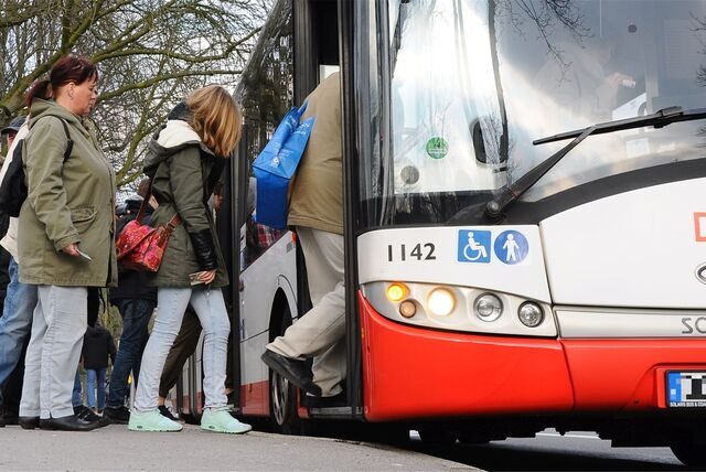 Menschen steigen in einen Bus der DSW21 ein.