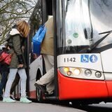 Menschen steigen in einen Bus der DSW21 ein.