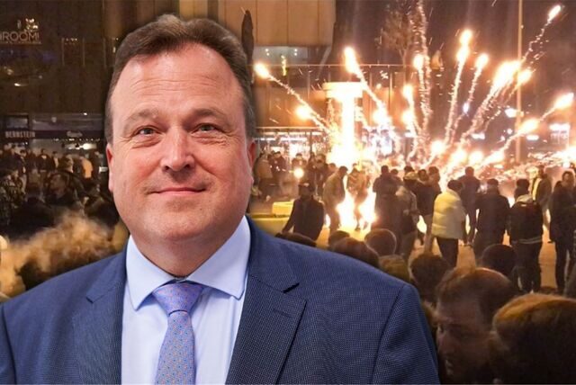 Montage: Ein Portraitfoto von Rechtsdezernent Norbert Dahmen vor einer Szene aus der Silvesternacht in Dortmund, in der ein Feuerwerkskörper in einer Menschenmenge explodiert.