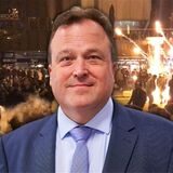 Montage: Ein Portraitfoto von Rechtsdezernent Norbert Dahmen vor einer Szene aus der Silvesternacht in Dortmund, in der ein Feuerwerkskörper in einer Menschenmenge explodiert.