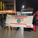 Mit Bannern protestierten am Mittwochabend Demonstrierende in Dortmunder gegen die Räumung des Dorfes Lützerath im Rheinland.