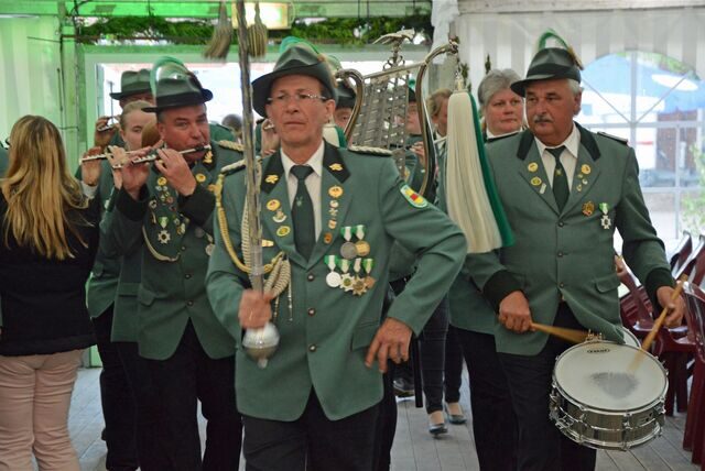 Stimmungsvoller Einzug zum Königsball beim Schützenverein Langern im Jahr 2018.
