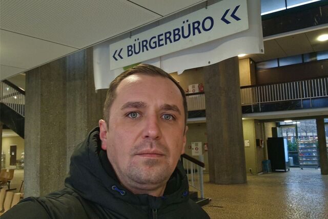 Matthäus Machura vor dem Bürgerbüro Lünen, in das er gern hineingelangen würde – denn er braucht einen neuen Personalausweis. Doch auf einen Termin wartet er seit Monaten.