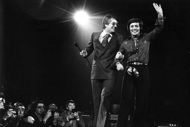Völlig überraschend hatte Frank Elstner am 14. Februar 1976 die frisch gebackene Olympiasiegerin Rosi Mittermaier noch vor Abschluss der Winterspiele in Innsbruck auf die Bühne in der Dortmunder Westfalenhalle geholt. 14.000 Zuschauer feierten die „Gold-Rosi“ euphorisch.