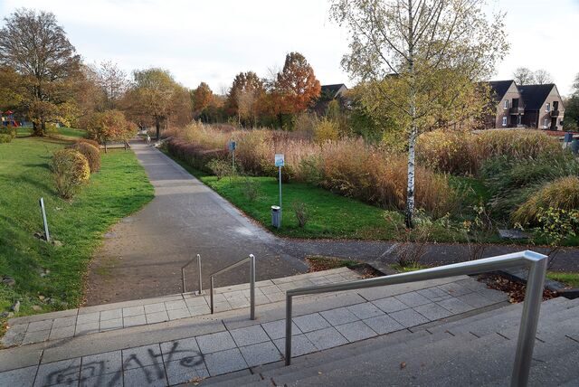 Der Weg von der Gedächtnisstraße in den Wasserpark.