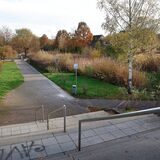 Der Weg von der Gedächtnisstraße in den Wasserpark.