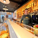 Seyed Aghamiri im „Brotzimmer “ an der B1 in Dortmund.  Eine Baustelle beeinträchtigt seit über einem halben Jahr den Betrieb des Bistros erheblich.