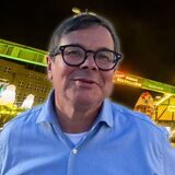 Montage: Patrick Arens vor dem Dortmunder Weihnachtsmarkt auf dem Hansaplatz.