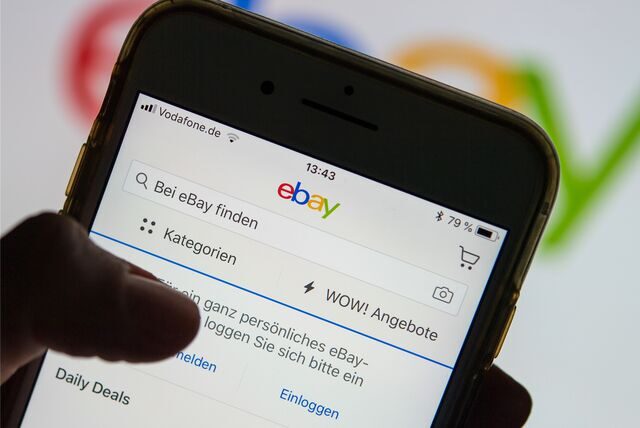Eine Person fährt mit dem Daumen über die Startseite eines Smartphones.