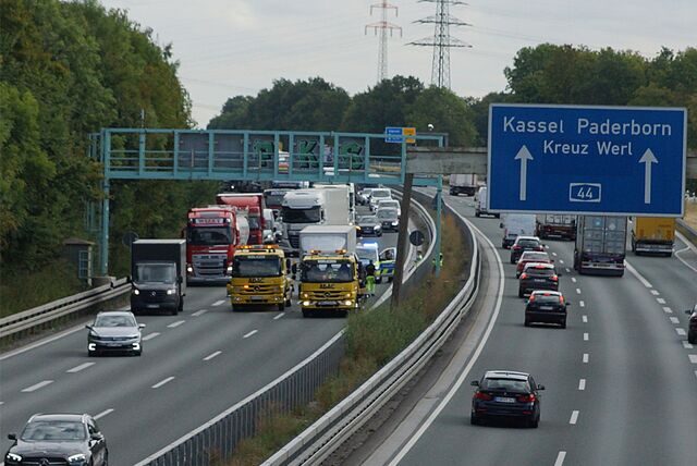 Die A44 soll bei Unna komplett sechsstreifig ausgebaut werden. Daher müssen auch Brücken über die Autobahn abgerissen und neu gebaut werden.