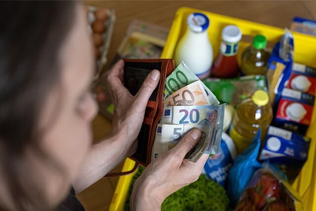 Geld und eine Einkaufskiste.
