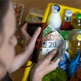 Geld und eine Einkaufskiste.