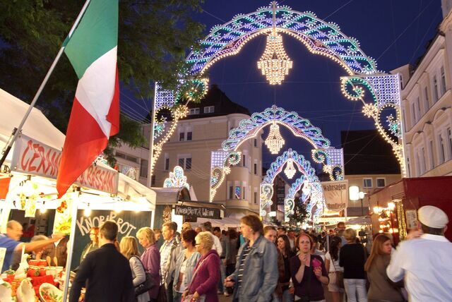 Menschen schlendern über das Festa Italiana.