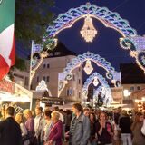 Menschen schlendern über das Festa Italiana.