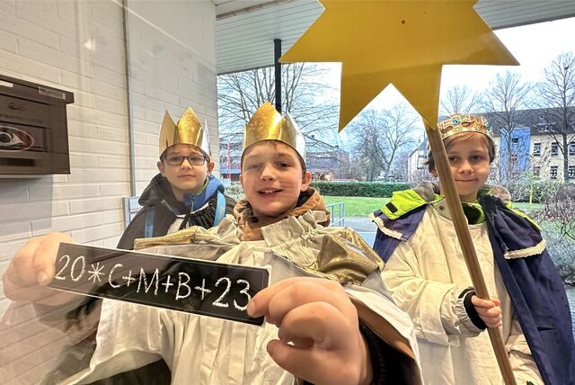 Jonas (links), Jonas (Mitte) und Matthias gehörten zu den Sternsinger der katholischen Pfarrgemeinde Heiliger Franziskus Holzwickede, die am Freitag in der Emscherquellgemeinde unterwegs waren und den Menschen den Segen Gottes gespendet haben.