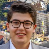 FDP-Chef Nils Mehrer und Linke-Sprecher Christian Seyda; im Hintergrund ein Luftbild des Dortmunder Rathauses vor der Sanierung.