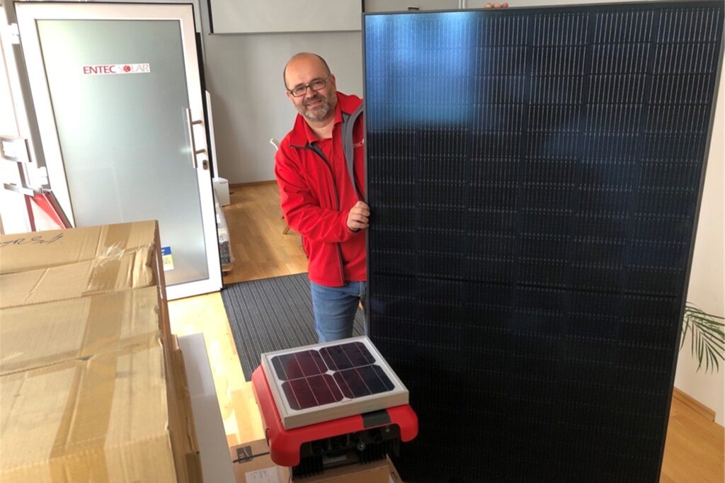 Ilja Ljevar ist Geschäftsführer der Firma Entec Solar, eines Spezialisten für Photovoltaik und Solarenergie, die kürzlich von Fröndenberg nach Menden umgezogen ist. Ilja Ljevar ist Geschäftsführer der Firma Entec Solar, eines Spezialisten für Photovoltaik und Solarenergie, die kürzlich von Fröndenberg nach Menden umgezogen ist.