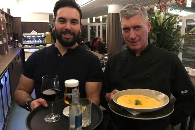 Sami Yilmaz (29) und sein Küchenchef Savino Bufo (58) freuen sich: In wenigen Tagen öffnet die Bar neben dem Dortmunder Theater.