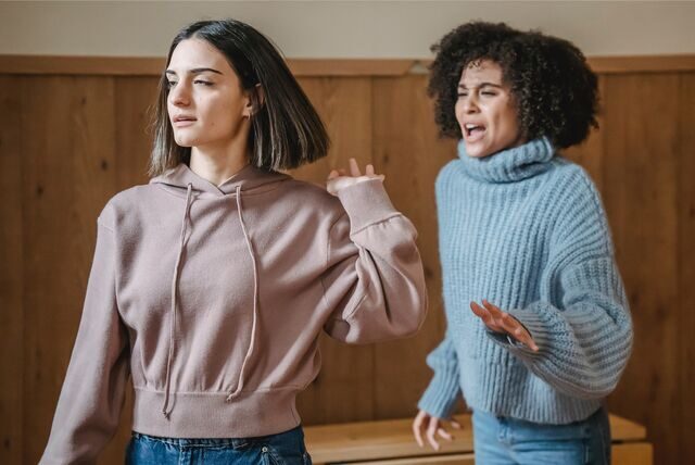 Zwei Frauen streiten sich