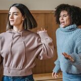 Zwei Frauen streiten sich