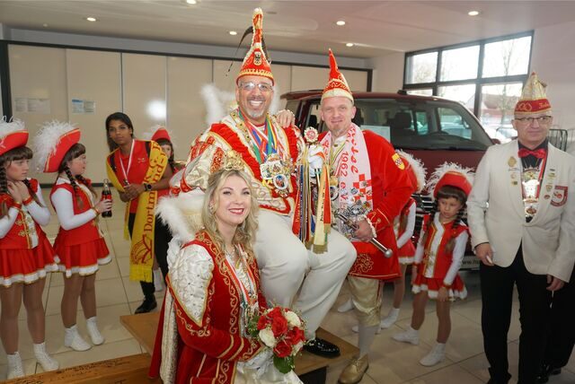 Der Dortmunder Stadtprinz Marcus III. auf der Waage.
