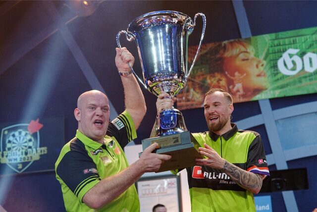 Kevin Großkreutz und Dartprofi Michael van Gerwen haben die Promi-Darts-WM 2023 gewonnen.