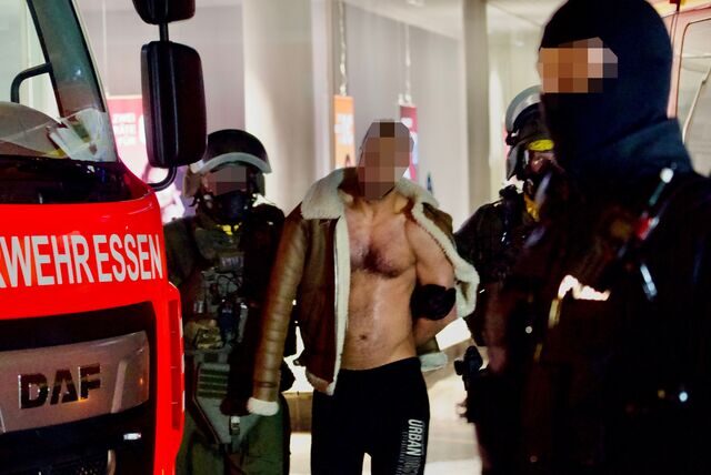 Ein Mann wird in der Nacht vom 7. auf den 8. Januar von Spezialkräften der Polizei in seiner Wohnung an der Langen Straße in Castrop-Rauxel verhaftet und abgeführt.