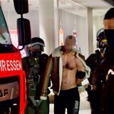 Ein Mann wird in der Nacht vom 7. auf den 8. Januar von Spezialkräften der Polizei in seiner Wohnung an der Langen Straße in Castrop-Rauxel verhaftet und abgeführt.