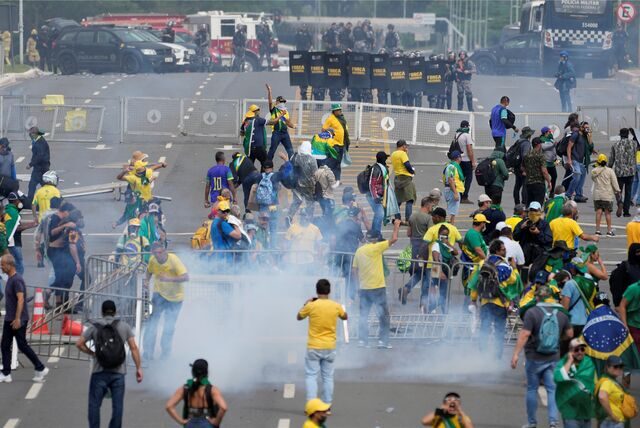 Dutzende Demonstranten vor dem Palacio do Planalto, im Hintergund Polizei.
