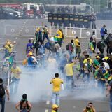 Dutzende Demonstranten vor dem Palacio do Planalto, im Hintergund Polizei.
