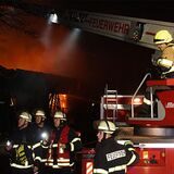 Feuerwehreinheiten aus Kamen und Umgebung sind seit Sonntagnacht stundenlang im Einsatz.