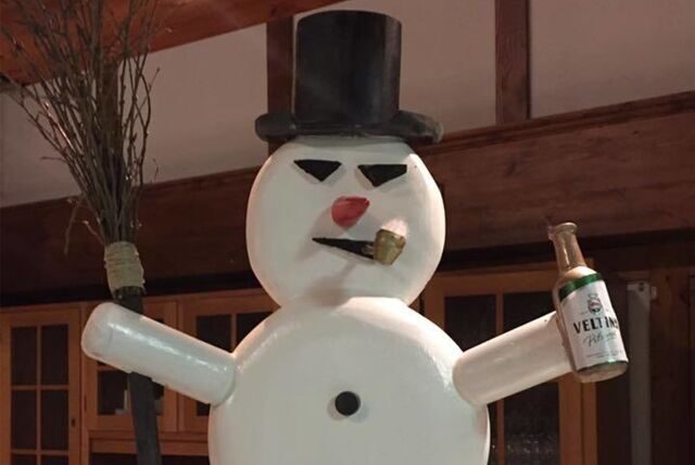 Um Schützenkönig beim Winterschützenfest zu werden, müssen die Bewerber keinen Vogel, sondern einen Schneemann abschießen.